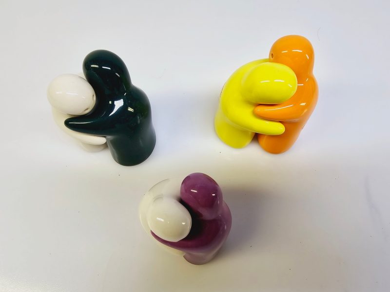 Set med charmiga kryddkar i form av kramande figurer