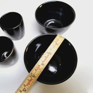 Elegant svart set med koppar och skålar – stilren design