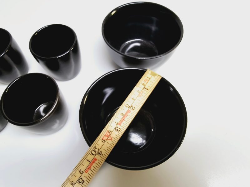 Elegant svart set med koppar och skålar – stilren design