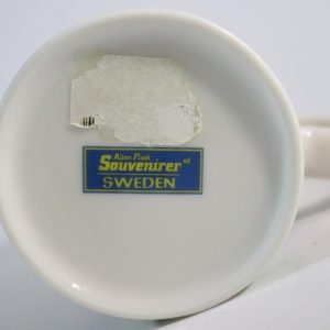 Charmig svensk mugg med folkdräktmotiv – Ett klassiskt samlarobjekt!