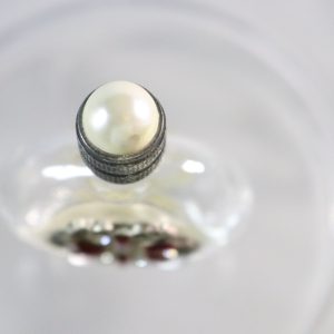 Parfymflakon av glas dekorerad med chatons (skurna glasstenar)