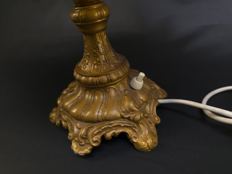 Elegant Bordslampa i Vintage-stil med Mässingsfot och Sidenliknande Skärm