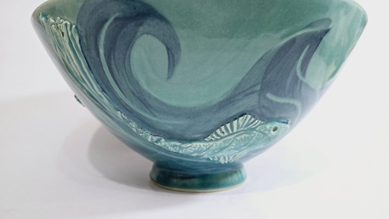Handgjord Salladsskål från Moon and Peepers Pottery – Dekorerad i Fiskmotiv
