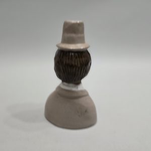 Figurin i glaserad keramik, signerad GM