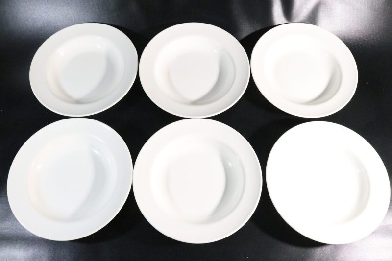 Set med 6 Gustavsberg-tallrikar i plast – Praktisk Svensk Design