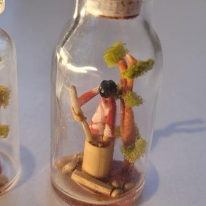 Miniaturfigurer i flaskor, trädårdsarbetare