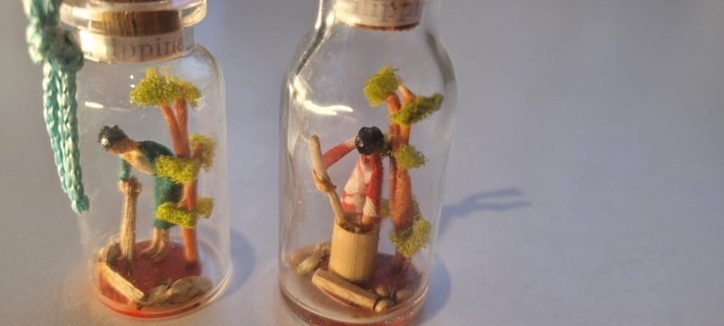 Miniaturfigurer i flaskor, trädårdsarbetare