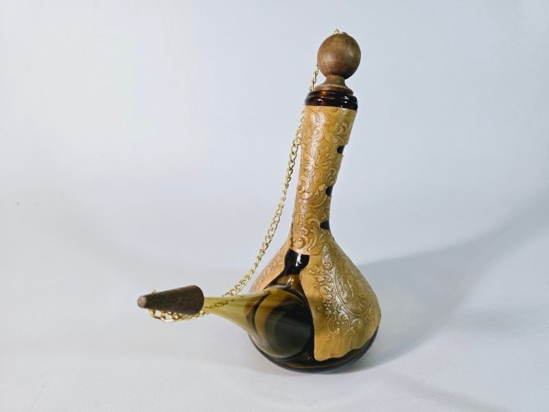 Karaff, Spanien, läderbeklädd, 1970-tal, bärnstensfärgat glas