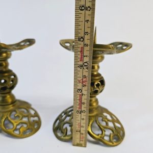 Eleganta Ljusstakar i Mässing – Klassisk och Ornamenterad Design