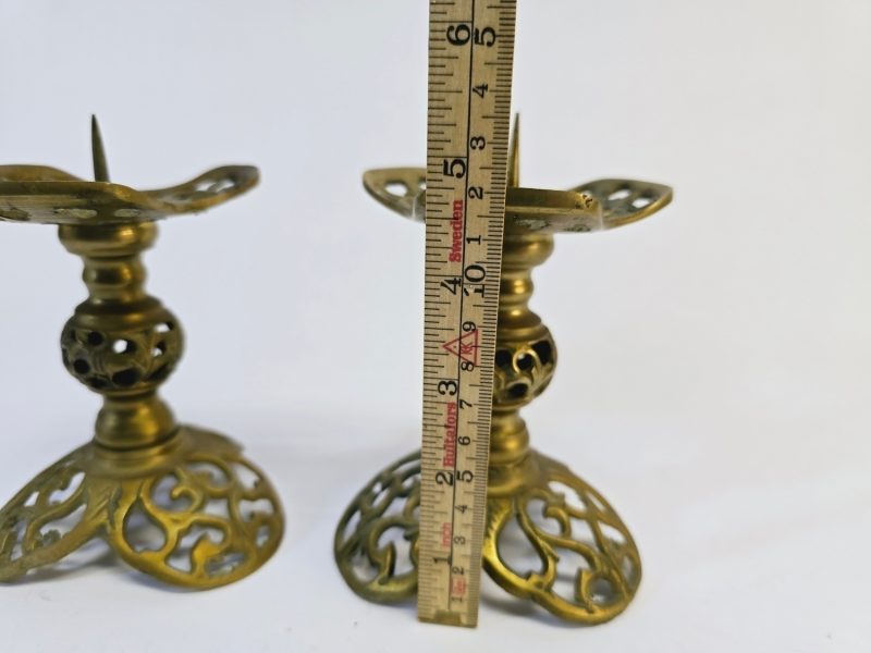 Eleganta Ljusstakar i Mässing – Klassisk och Ornamenterad Design