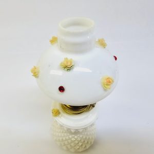 Charmig oljelampa i vitt glas med blomdetaljer