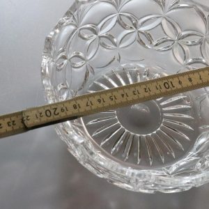 Vacker skål i glas, troligen från svensk glasbruk