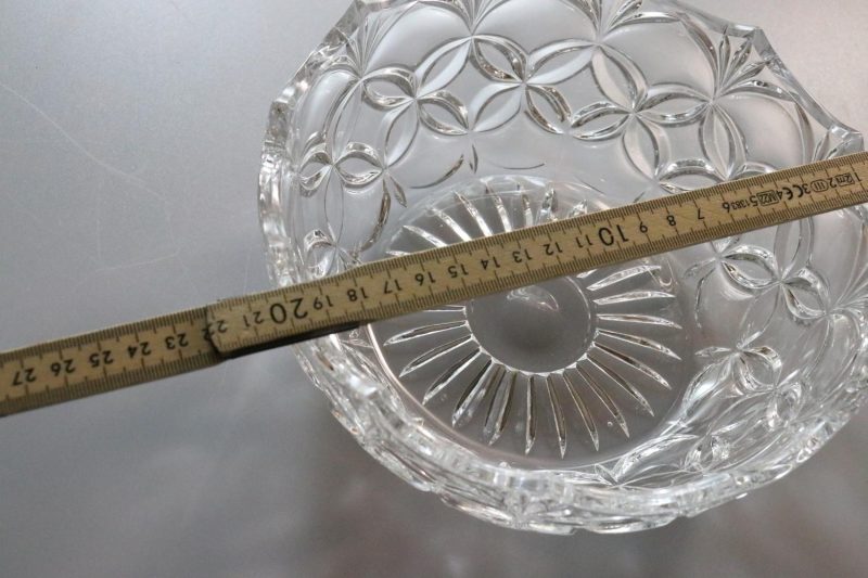 Vacker skål i glas, troligen från svensk glasbruk