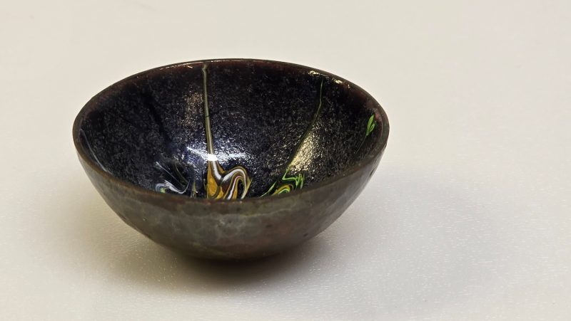 Unikt handgjort miniatyr skål i metall – charmig detalj för hemmet