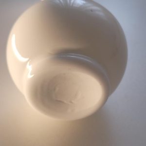 Vit glasvas, med vågig kant