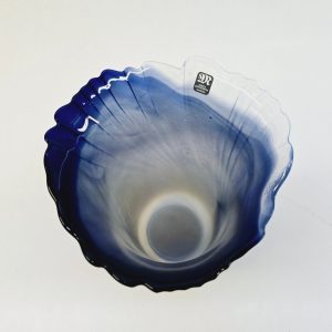 Vacker Glasvas av Mats Jonasson – Svenskt Konsthantverk i Blåtoner