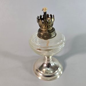 Liten fotogenlampa med metallfot. MÅTT: 16cm