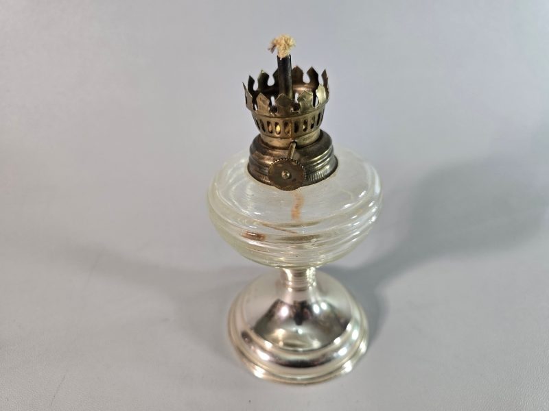 Liten fotogenlampa med metallfot. MÅTT: 16cm