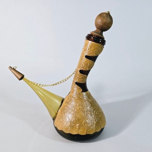 Karaff, Spanien, läderbeklädd, 1970-tal, bärnstensfärgat glas