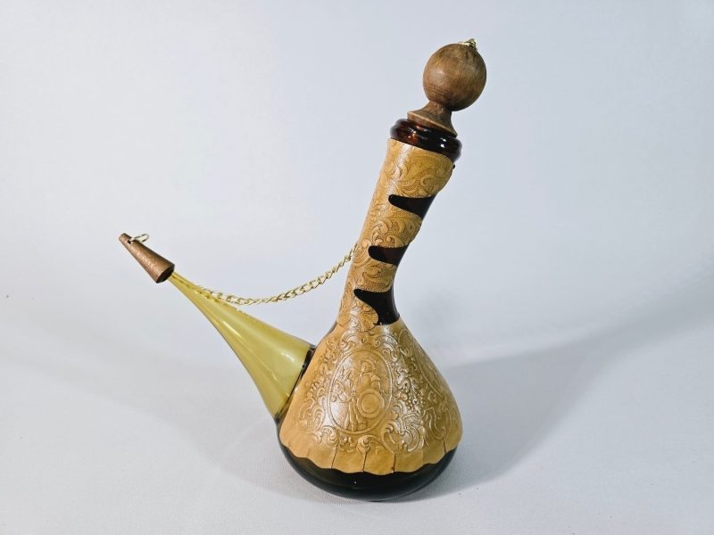 Karaff, Spanien, läderbeklädd, 1970-tal, bärnstensfärgat glas