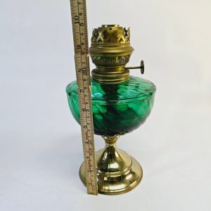 Oljelampa i grönt glas och mässing – 25 cm hög