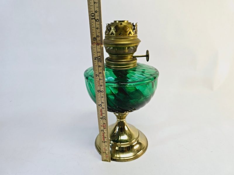 Oljelampa i grönt glas och mässing – 25 cm hög