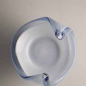 GLASSKÅL. Blå, vit och glasklar