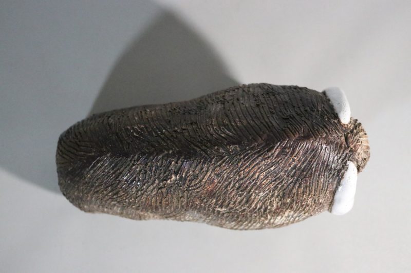 Myskoxe / Bisonoxe signerad, I P, glaserad lergods