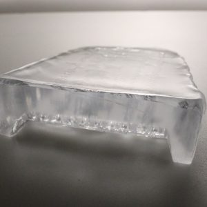 Glasskulptur “Snapphanen” av Thore Brogårdh