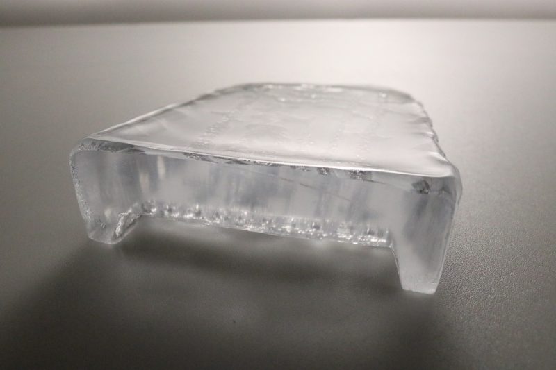 Glasskulptur “Snapphanen” av Thore Brogårdh