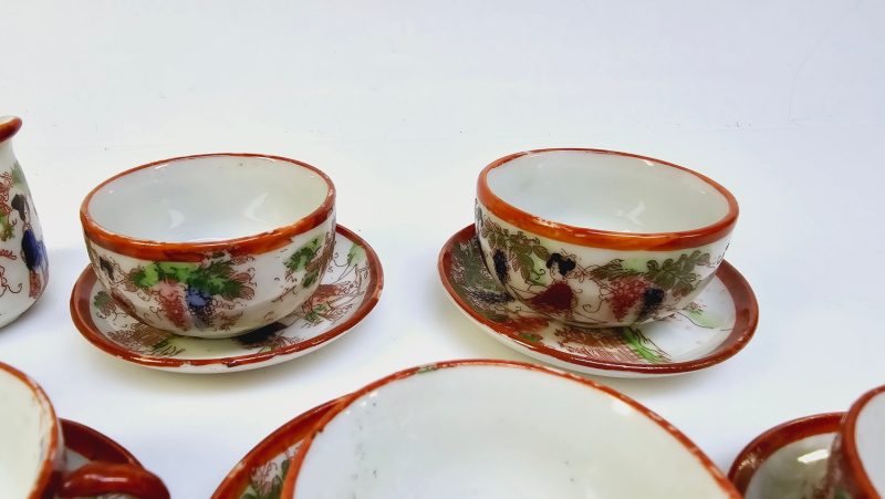 Japanskt te-servis i porslin – vacker handmålad dekor med naturmotiv