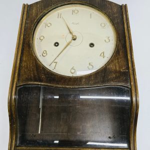 Elegant Väggklocka från Kienzle – Klassisk Design i Trä