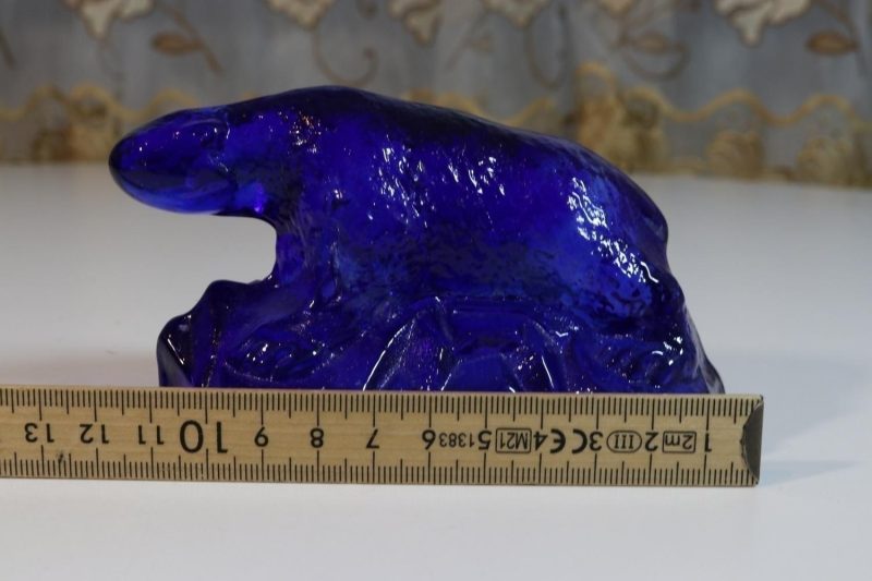 Figurin, isbjörn, färgat glas