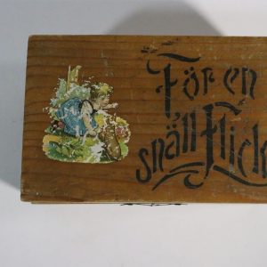 Charmig vintage trälåda med träskor och kamm – 'För en snäll flicka'