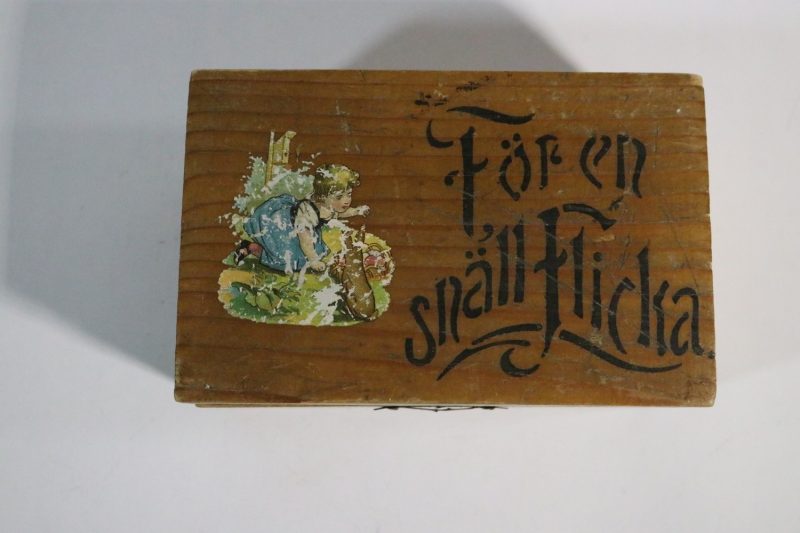 Charmig vintage trälåda med träskor och kamm – 'För en snäll flicka'
