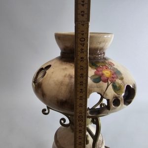 BORDSLAMPA, keramik och gulmetall, blomstermotiv, genombruten dekor, elektrifier