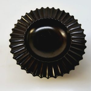Elegant svart skål från Addo – en tidlös designklassiker