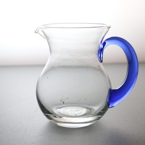 Elegant Liten Glaskanna med Blått Handtag – 11 cm Hög