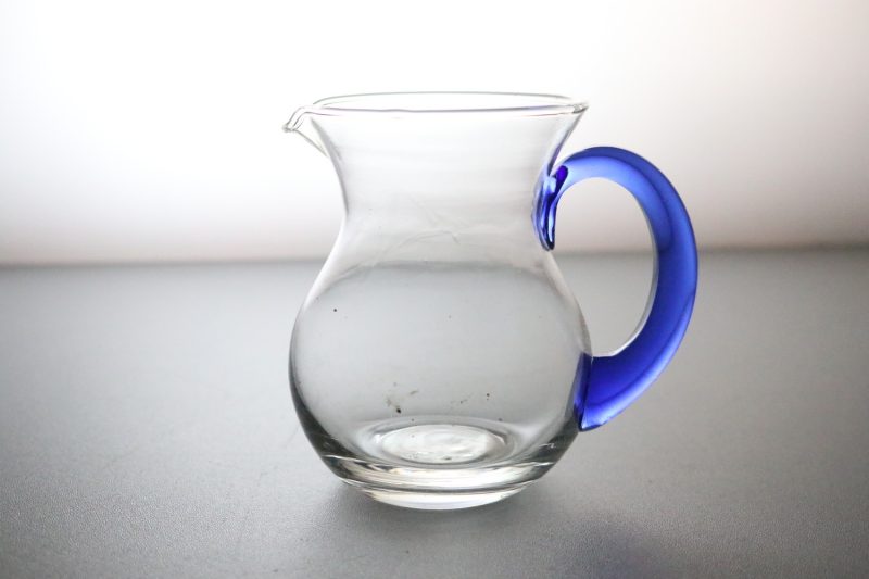 Elegant Liten Glaskanna med Blått Handtag – 11 cm Hög