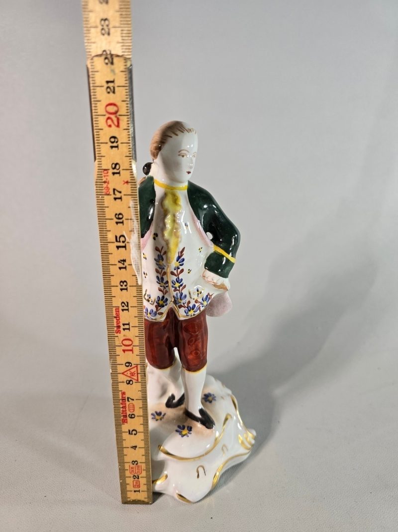 Elegant Tysk Figurin - En Samlares Dröm!