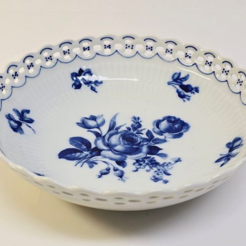 Elegant blåvit skål från Schumann Bavaria med vacker spetskant