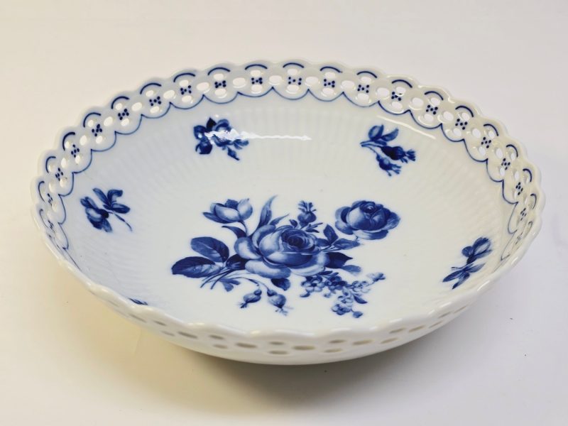 Elegant blåvit skål från Schumann Bavaria med vacker spetskant