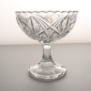 Elegant Vit Milkglass-skål på Fot – Perfekt för Samling eller Dekoration