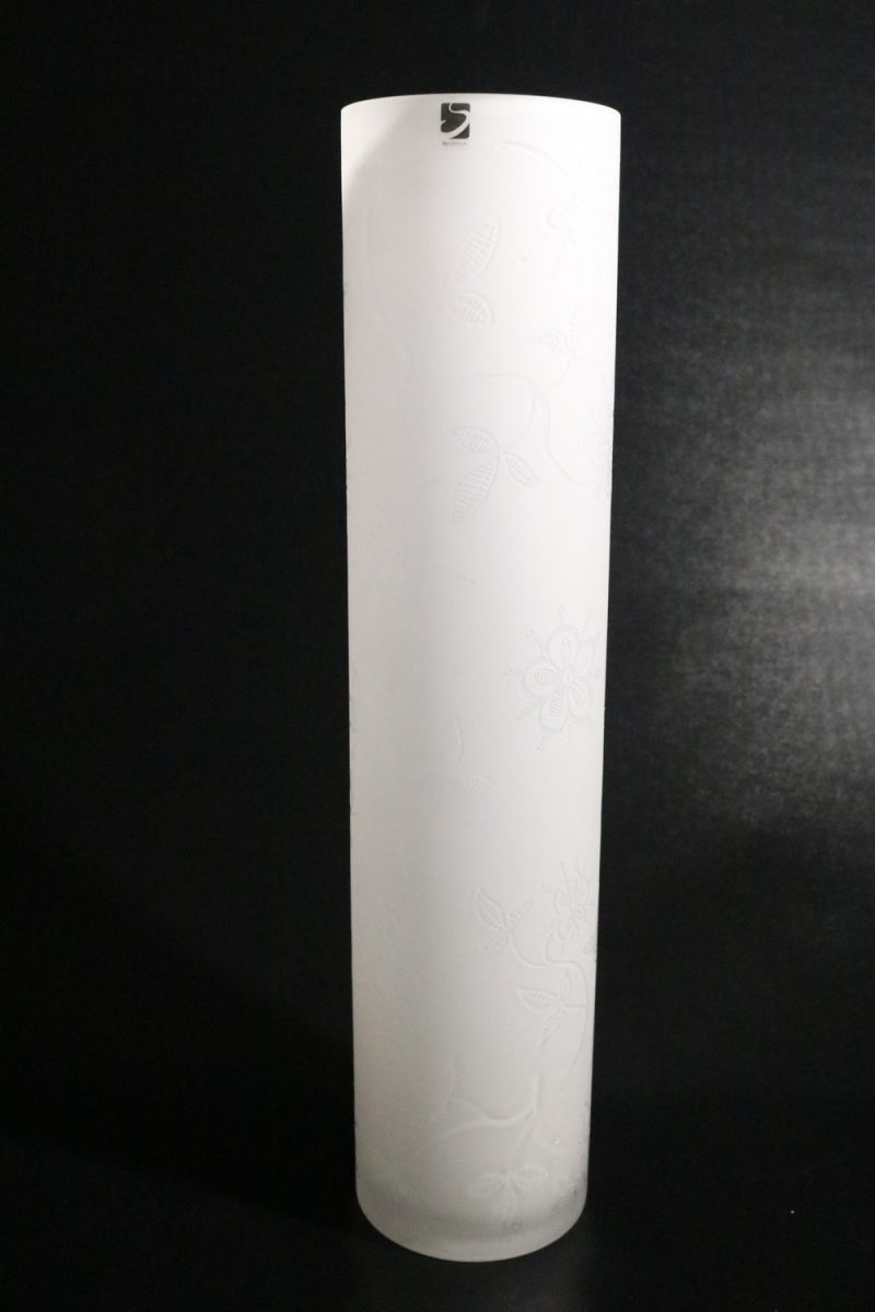 Lång vas i vitt frostat glas, SEA glasbruk, 41cm