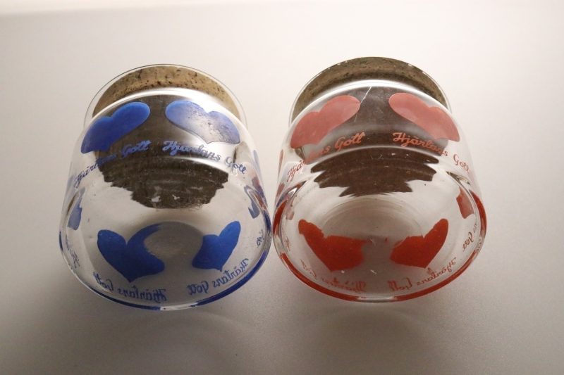 2 st burkar i glas med korklock, "Hjärtans gott", SEA glasbruk
