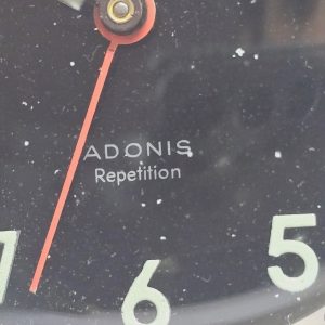 Vintage väckarklocka från Adonis – Retro stil och funktionalitet