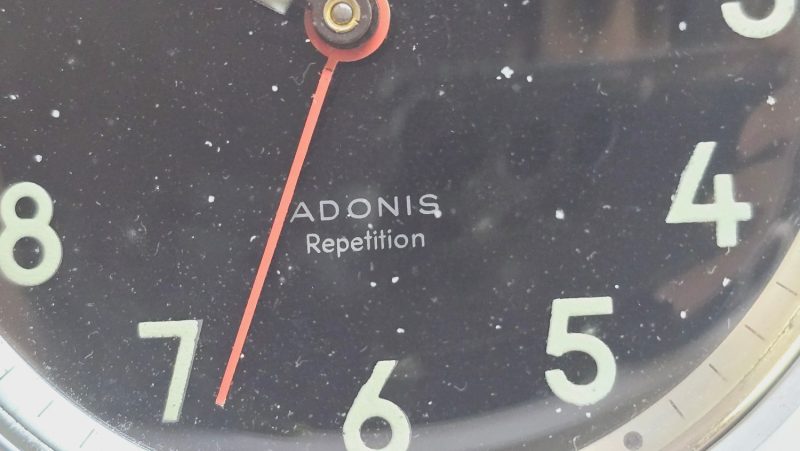 Vintage väckarklocka från Adonis – Retro stil och funktionalitet