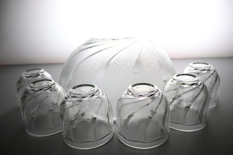 Vacker glasservis med stor skål och sex mindre glas