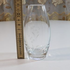 Vacker blomvas i glas med graverad dekor