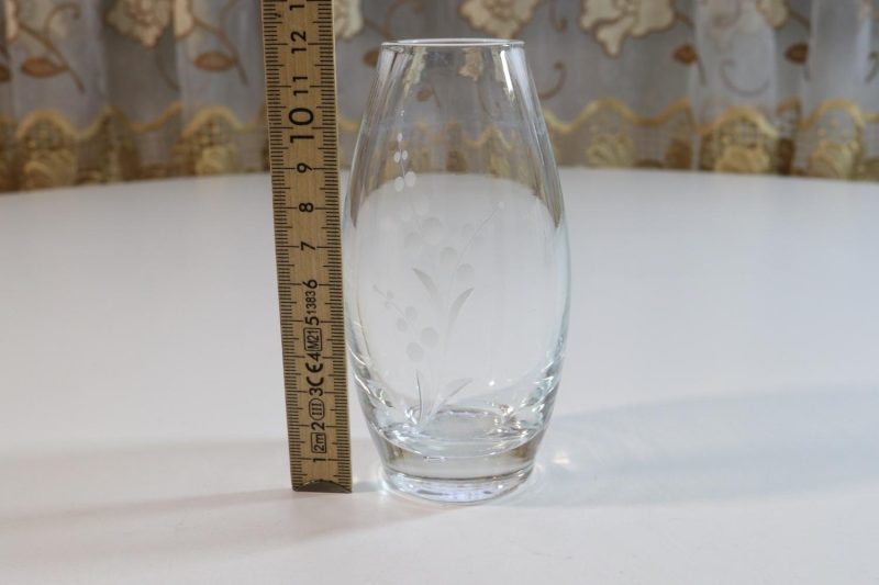Vacker blomvas i glas med graverad dekor